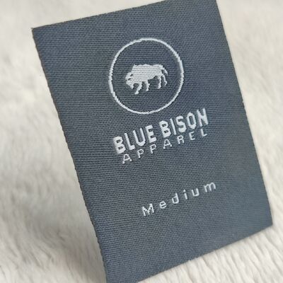 맞춤형 개인 의류 직조 라벨 제조업체의 새틴 행택 브랜드 로고 인쇄 면 엠보싱 폴리에스터 의류