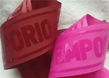 Coloful 폴리에스테 실 리본에 있는 빛나는 투명한 실리콘 로고 스크린 인쇄 상표