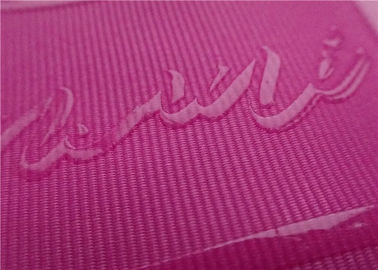 Coloful 폴리에스테 실 리본에 있는 빛나는 투명한 실리콘 로고 스크린 인쇄 상표