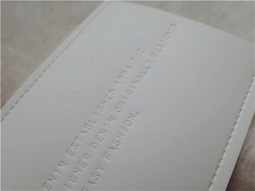 환경 친화적인 PU 청바지 Pantone 색깔을 위한 가죽에 의하여 돋을새김되는 로고 헝겊 조각