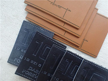 환경 친화적인 PU 청바지 Pantone 색깔을 위한 가죽에 의하여 돋을새김되는 로고 헝겊 조각