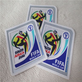 운동복 훈장을 위해 다색 헝겊 조각을 무리를 짓는 fifa 월드컵 열전달