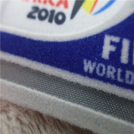 운동복 훈장을 위해 다색 헝겊 조각을 무리를 짓는 fifa 월드컵 열전달