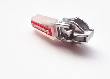 옷과 부대의 3D 효력을 가진 OEM 주입 또는 플라스틱 지퍼 끌어당기는 사람