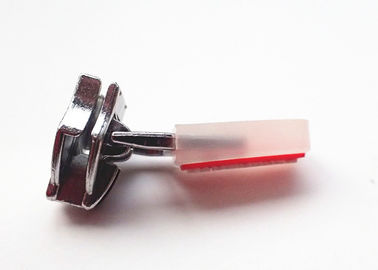 옷과 부대의 3D 효력을 가진 OEM 주입 또는 플라스틱 지퍼 끌어당기는 사람