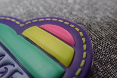 전문가는 헝겊 조각/3D 고무 헝겊 조각 Pantone 주문 Tpu 색깔을 돋을새김했습니다